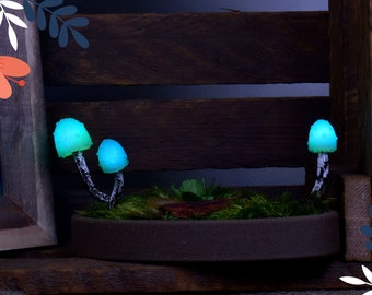 Emerald Mushroom Lamp, Glowing shades of green, with natural dried flowers and mood moss - USB powered night light (USB cable included)