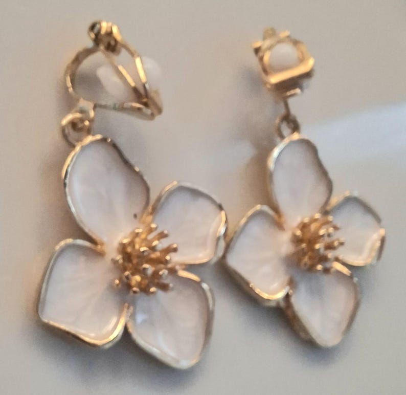 Gold Tone Pink/White Flower non pierced/clip on earrings adults image 8