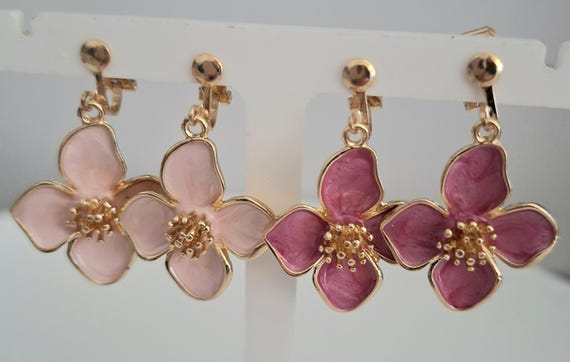 Gold Tone Pink/White Flower non pierced/clip on earrings adults