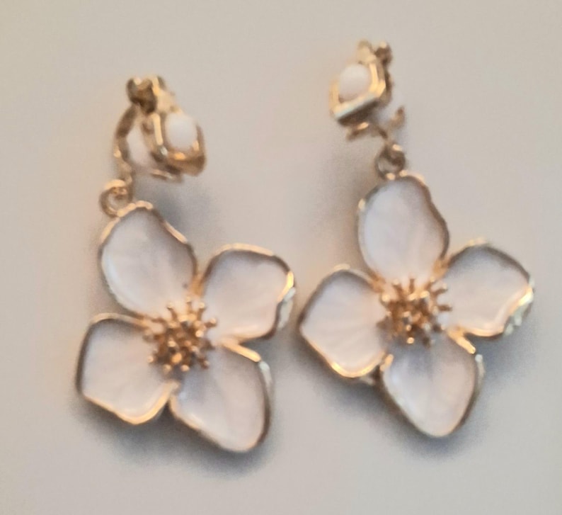 Gold Tone Pink/White Flower non pierced/clip on earrings adults White