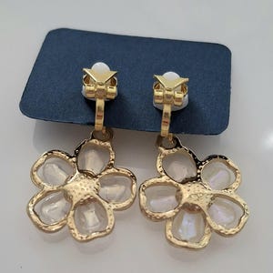 Pendientes de flor en tono dorado sin perforar/con clip para adultos imagen 2