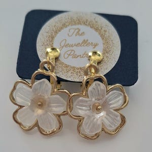 Pendientes de flor en tono dorado sin perforar/con clip para adultos imagen 1