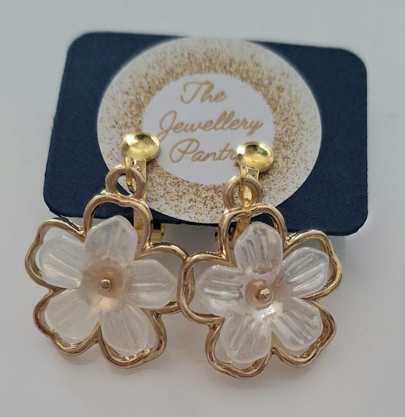 Pendientes de flor en tono dorado sin perforar/con clip para adultos imagen 1