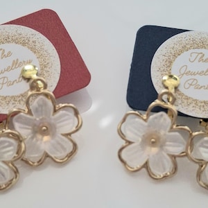 Pendientes de flor en tono dorado sin perforar/con clip para adultos imagen 3