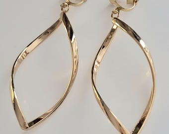 Eenvoudige goudkleurige clipoorbellen