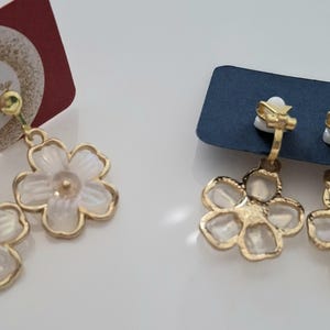 Pendientes de flor en tono dorado sin perforar/con clip para adultos imagen 5