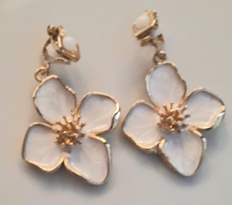 Gold Tone Pink/White Flower non pierced/clip on earrings adults image 9