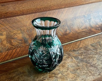 Kleine dunkelgrüne Bauchvase Kristallglas Vase Überfang mit handgeschliffenem Dekor smaragdgrün
