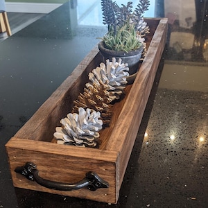 Bandeja de madera rústica grabada con asas de hierro fundido