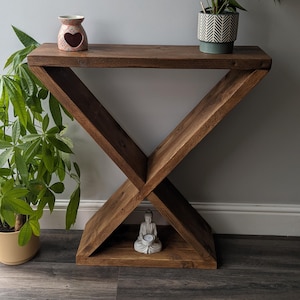 Puede incluir: Un juego de tres tazas de cer&aacute;mica con un acabado moteado y mate. Las tazas son de color crema, gris claro y gris oscuro. Cada taza tiene un dise&ntilde;o simple y minimalista.