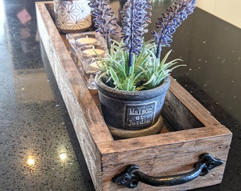 Handgefertigtes, individuell graviertes, rustikales Serviertablett aus Holz, Tischläufer, kleines großes Brett, flacher Kaffeetassenhalter, Bauernhaus-Display