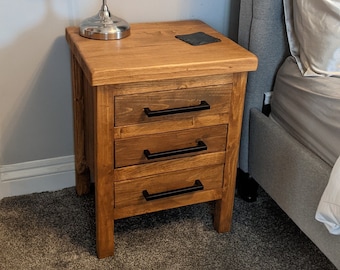 Mesita de noche rústica de madera hecha a mano con 3 cajones: Mesita de noche estilo casa de campo