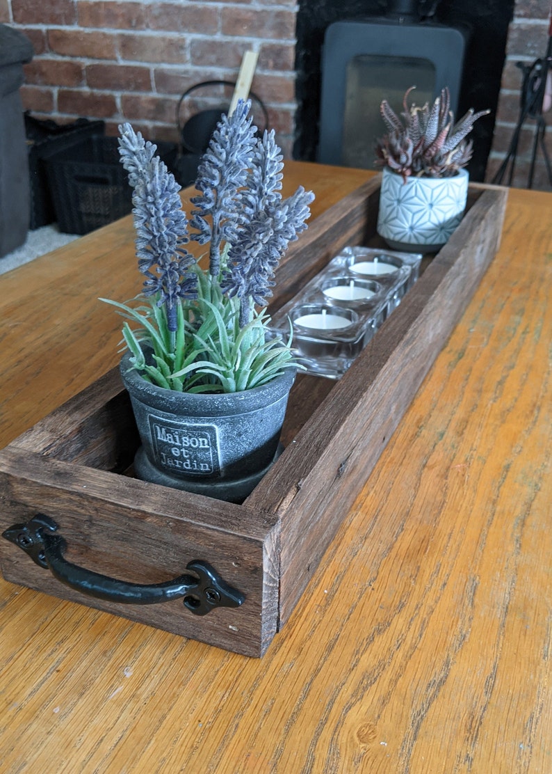 Handgefertigtes, individuell graviertes, rustikales Serviertablett aus Holz, Tischläufer, kleines großes Brett, flacher Kaffeetassenhalter, Bauernhaus-Display Bild 4