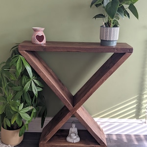 Mueble de pasillo rústico de madera hecho a mano: consola con estantería en ángulo imagen 5