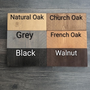 Puede incluir: Una taza de cer&aacute;mica blanca con un asa negra y el texto "But First, Coffee" en negro, con una fuente de estilo manuscrito. La taza est&aacute; sobre una superficie blanca.