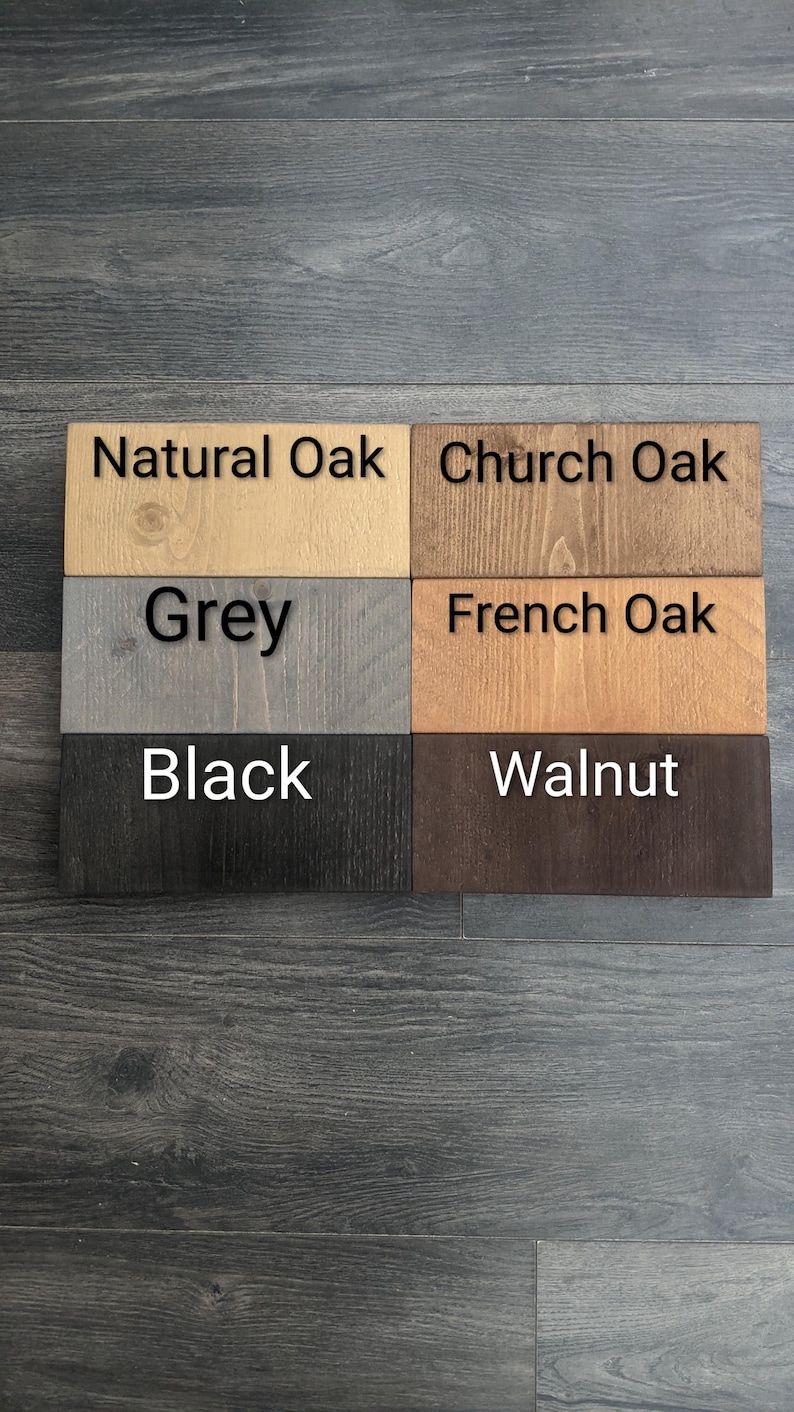 Puede incluir: Una taza de cer&aacute;mica blanca con un asa negra y el texto "But First, Coffee" en negro, con una fuente de estilo manuscrito. La taza est&aacute; sobre una superficie blanca.