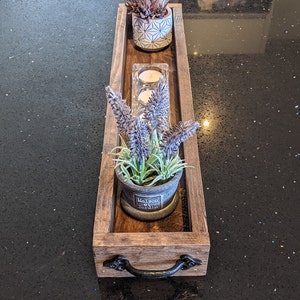 Handgefertigtes, individuell graviertes, rustikales Serviertablett aus Holz, Tischläufer, kleines großes Brett, flacher Kaffeetassenhalter, Bauernhaus-Display Bild 6