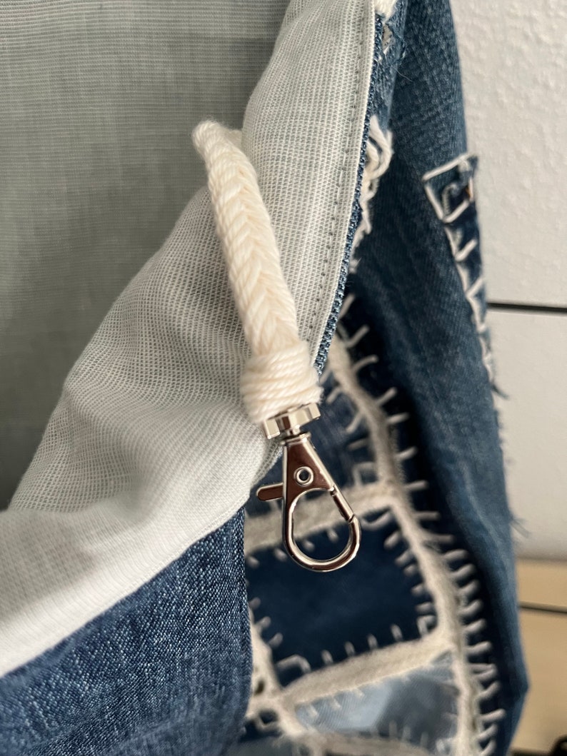 Shopper van gerecyclede jeans met gehaakte accenten afbeelding 6