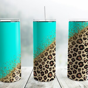 Pode incluir: Três copos de aço inoxidável com tampas e canudos. Os copos são azul turquesa com um design de glitter dourado e um design de estampa de leopardo.
