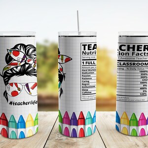 Puede incluir: Un vaso blanco con un patrón de cuadrícula en blanco y negro. El vaso presenta una ilustración de dibujos animados de una mujer con un moño desordenado, usando gafas y una diadema con útiles escolares. El texto "#teacherlife" está debajo de la ilustración. El vaso está rodeado de lápices de colores. El texto "TEACHER Nutrition Facts" está en el lado derecho del vaso. El texto "1 Awesome Teacher*" está debajo del título. El texto "CLASSROOM" está debajo del texto "1 Awesome Teacher*". El texto "Serving % Daily Value**" está debajo del texto "CLASSROOM". El texto "1000%" está debajo del texto "Serving % Daily Value**". El texto "350%" está debajo del texto "1000%". El texto "300%" está debajo del texto "350%". El texto "500%" está debajo del texto "300%". El texto "0%" está debajo del texto "500%". El texto "400%" está debajo del texto "0%". El texto "5%" está debajo del texto "400%". El texto "120%" está debajo del texto "5%". El texto "Source of Failure" está debajo del texto "120%". El texto "Percent daily values are based on your unique diet" está debajo del texto "Source of Failure".