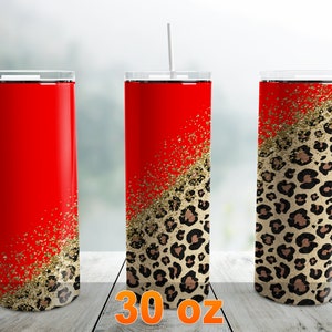 Pode incluir: Três copos de aço inoxidável de 30 oz com um design de estampa de leopardo vermelho e dourado com glitter.