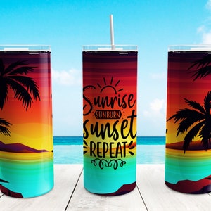 Könnte beinhalten: Drei Edelstahlbecher mit einem Sonnenuntergangs- und Palmenmotiv. Der mittlere Becher trägt den Text "Sunrise Sunburn Sunset Repeat".