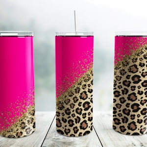 Pode incluir: Três copos de aço inoxidável com um design de estampa de leopardo rosa e dourado. Os copos têm uma tampa preta e um canudo branco.