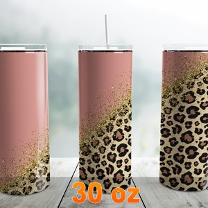 Pode incluir: Um copo de aço inoxidável de 30 onças com um design de estampa de leopardo rosa e dourado com glitter.