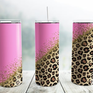 Pode incluir: Três copos de aço inoxidável com glitter rosa e dourado e um design de estampa de leopardo. Os copos são todos do mesmo tamanho e forma.