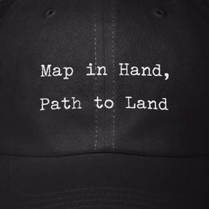 Gorra de papá aventurera, con mapa en mano, camino a la tierra, unisex, bordada, ideal para senderismo y aventuras al aire libre.