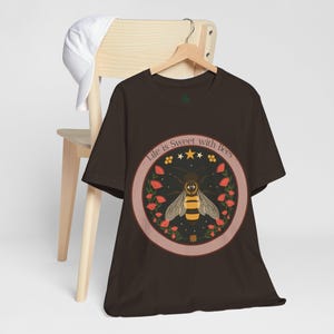 T-shirt abeille en nid d&#39;abeille : t-shirt unisexe amoureux de la nature