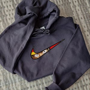 Monkey D. Luffy One Piece - broderad tröja, hoodie, t-shirt - broderad design, animeinspirerad