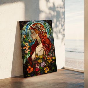 Puede incluir: Una obra de arte de vitral que representa a una mujer con cabello largo y rojo que lleva una corona de flores. La mujer está rodeada de flores y hojas coloridas. La obra de arte está enmarcada en un marco de madera oscura.