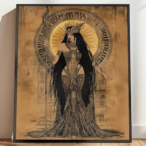 Peut inclure: Impression d'art encadrée représentant une illustration détaillée d'une figure royale dans une robe et une coiffe élaborées. L'œuvre est en noir et or, avec un motif de soleil en arrière-plan. L'impression est encadrée en noir.