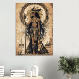 Peut inclure: Illustration d'une reine égyptienne en tenue dorée et noire, tenant un bâton. L'œuvre présente un halo en forme d'éclat de soleil et des détails hiéroglyphiques, sur un fond texturé de couleur sépia. La reine a de longs cheveux noirs.