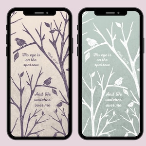 Könnte beinhalten: Zwei Handy-Hintergrundbilder mit einem Naturhintergrund aus Ästen und Vögeln. Der Text auf dem Hintergrundbild lautet "Sein Auge ist auf dem Spatz Matt. 10:29" und "Und er wacht über mich".