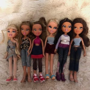Different vintage Bratz dolls, some with accessories