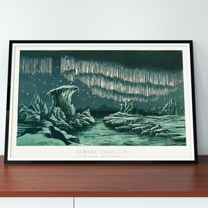 Puede incluir: Una ilustración vintage enmarcada de la aurora boreal, también conocida como luces del norte, con un fondo azul oscuro y rayas de luz verde y blanca. La imagen muestra un paisaje rocoso con un río que fluye a través de él.