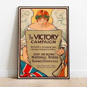 Puede incluir: Un cartel de propaganda vintage con una mujer con alas sosteniendo una tableta que dice "The Victory Campaign". El texto en la tableta también dice "By Thrift & Economy you can play a real part in victory. Keep on buying National Bonds and Savings Certificates. From Banks, Post Offices and Savings Associations."