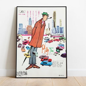 Puede incluir: Un póster vintage para la película francesa de 1967 "Playtime" de Jacques Tati. El póster presenta una ilustración de dibujos animados de un hombre con un abrigo marrón y un sombrero verde de pie en una calle de la ciudad con un paisaje urbano de fondo. El hombre sostiene un paraguas y mira hacia la derecha. El póster está en japonés e inglés e incluye el texto "Playtime" y "Jacques Tati".