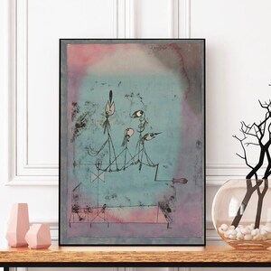 Puede incluir: Una pintura abstracta vintage con un fondo azul y acentos rosados y morados. La pintura representa cuatro figuras estilizadas con contornos negros y ojos blancos. La pintura está firmada "Paul Klee" en la esquina superior derecha.