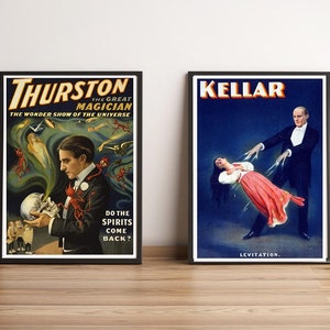 Puede incluir: Dos carteles vintage que anuncian espectáculos de magia. El cartel de la izquierda presenta a un mago llamado Thurston, sosteniendo una calavera y rodeado de espíritus. El cartel de la derecha presenta a un mago llamado Kellar levitando a una mujer. Ambos carteles tienen un fondo azul y presentan el texto "El Gran Mago".