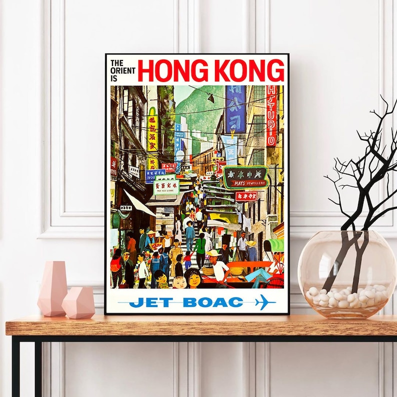 Puede incluir: Un cartel de viaje vintage que anuncia Hong Kong con una ilustraci&oacute;n vibrante de una escena de calle bulliciosa con gente caminando y comprando. El cartel presenta el texto "The Orient is Hong Kong" y "Jet BOAC" con un icono de avi&oacute;n.