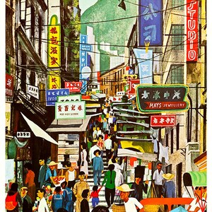 Puede incluir: Un cartel de viaje vintage que anuncia un viaje a Hong Kong con el texto "The Orient is Hong Kong" y "Jet BOAC" en azul. El cartel presenta una ilustraci&oacute;n colorida de una escena de calle abarrotada en Hong Kong con gente caminando por una escalera.