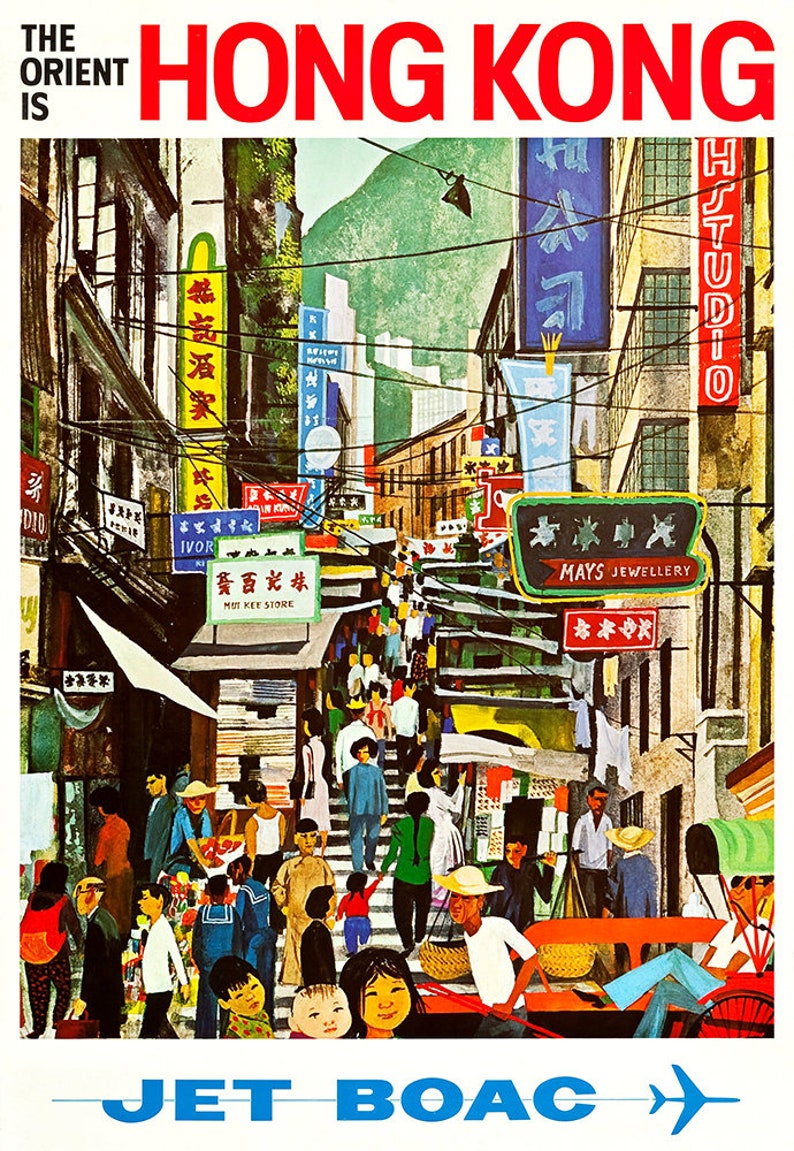 Puede incluir: Un cartel de viaje vintage que anuncia un viaje a Hong Kong con el texto "The Orient is Hong Kong" y "Jet BOAC" en azul. El cartel presenta una ilustraci&oacute;n colorida de una escena de calle abarrotada en Hong Kong con gente caminando por una escalera.