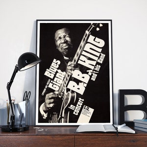 Puede incluir: Un cartel de concierto en blanco y negro con una foto de B.B. King tocando la guitarra. El texto del cartel dice "Blues Giant in concert B.B. King and his Band 3.12. Friday 20.00 Uhr,  Aula der  Universität  Hamburg,  Auditorium.com".