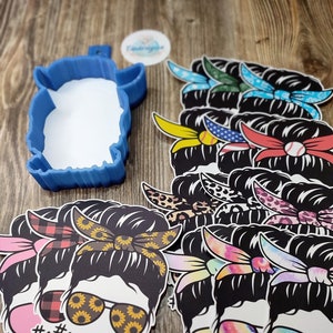 Peut inclure: Un ensemble de 10 autocollants noir et blanc  "#momlife"  avec des bandanas et des lunettes de soleil de diff&eacute;rentes couleurs. Les autocollants sont imprim&eacute;s sur du papier blanc et ont une finition brillante.