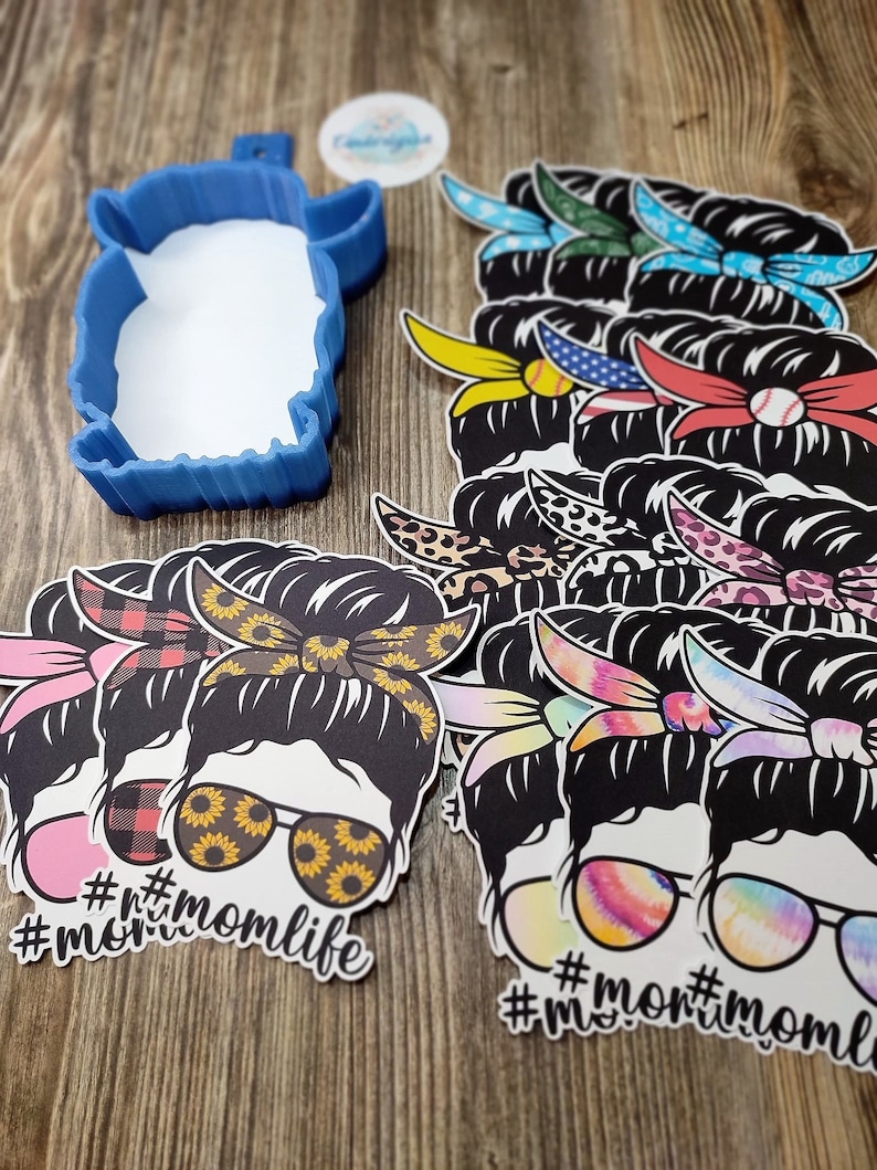 Peut inclure: Un ensemble de 10 autocollants noir et blanc  "#momlife"  avec des bandanas et des lunettes de soleil de diff&eacute;rentes couleurs. Les autocollants sont imprim&eacute;s sur du papier blanc et ont une finition brillante.