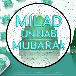 以下が含まれることがあります： 緑と青のモスクのイラストが描かれた丸いステッカーで、"MILAD UN NABI MUBARAK"という文字が青い泡のようなフォントで書かれています。ステッカーは、キラキラと光る紙吹雪で囲まれています。