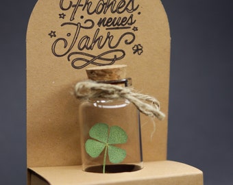 Gelukkig Nieuwjaar - geluksbrenger - echt klavertje 4 in een glas - met display - geschenkverpakking